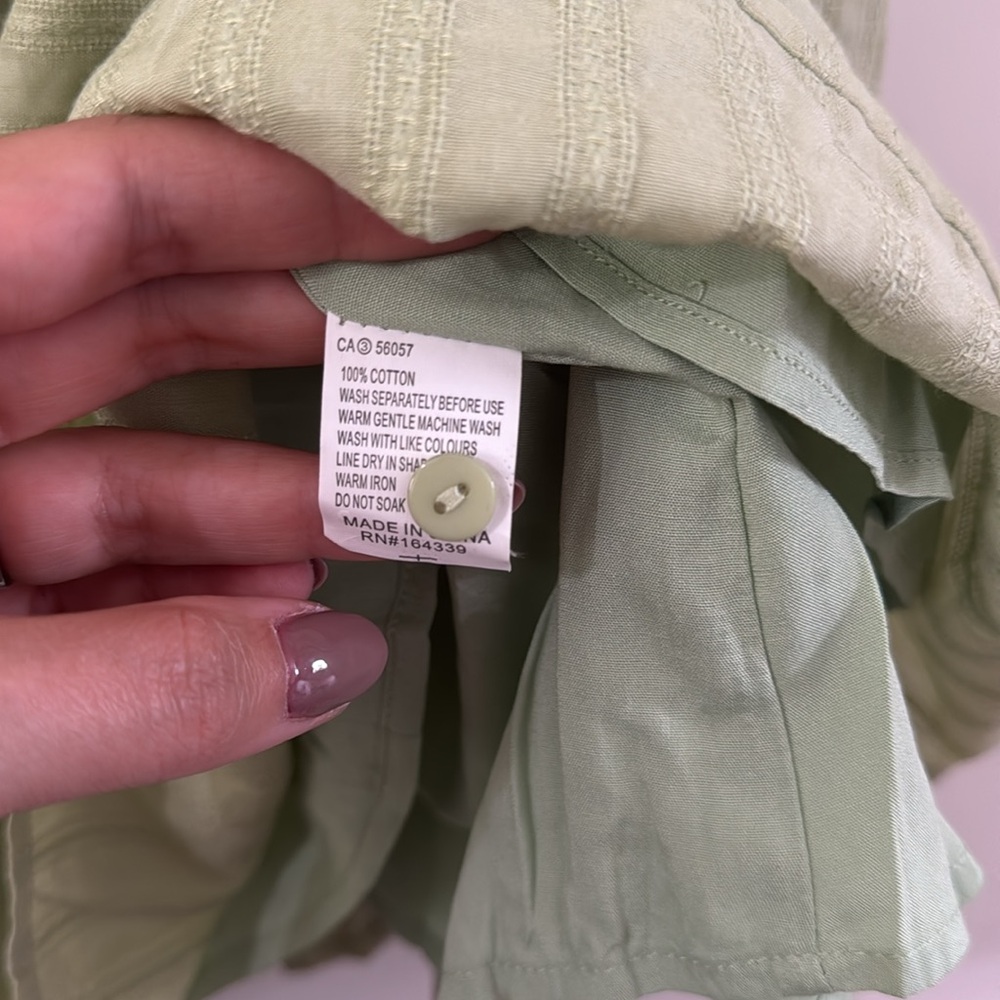 Fall $10 SALE🍂🍁

Petal and Pup Elegant Green Long Sleeve - Picture 3 of 8